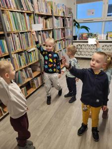 Na zdjęciu znajdują się uczestnicy zajęć. Uczestnicy stoją.