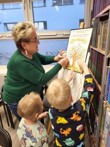 Na zdjęciu znajdują się uczestnicy zajęć. Uczestnicy stoją.