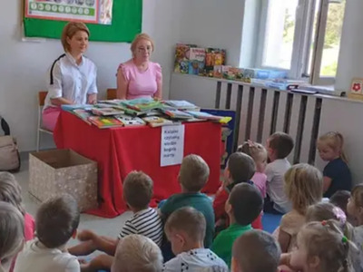 Zdjęcia przedstawia dzieci z przedszkola w Dębnicy podczas lekcji bibliotecznej