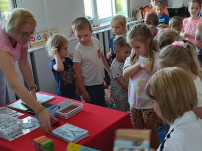 Zdjęcia przedstawia dzieci z przedszkola w Dębnicy podczas lekcji bibliotecznej