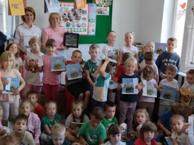 Zdjęcia przedstawia dzieci z przedszkola w Dębnicy podczas lekcji bibliotecznej