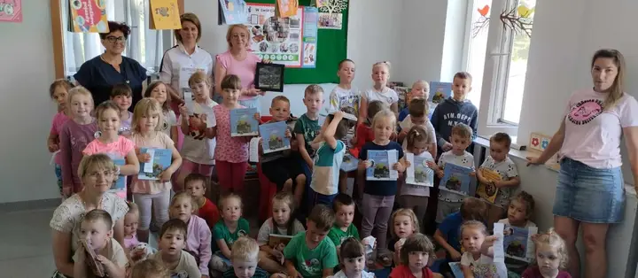 Zdjęcia przedstawia dzieci z przedszkola w Dębnicy podczas lekcji bibliotecznej