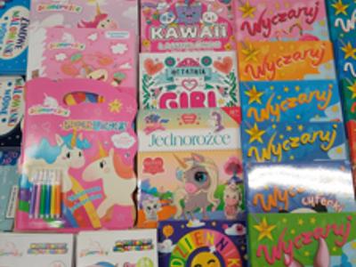Zdjęcie przedstawia książki oferowane podczas kiermaszu.