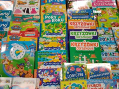 Zdjęcie przedstawia książki oferowane podczas kiermaszu.