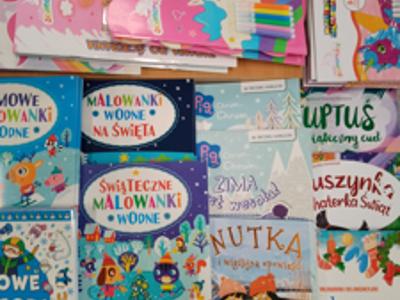 Zdjęcie przedstawia książki oferowane podczas kiermaszu.