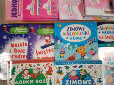 Zdjęcie przedstawia książki oferowane podczas kiermaszu.
