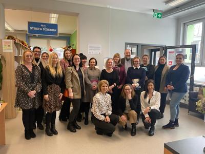 Zdjęcie przedstawia uczestników spotkania Bibliotekarzu pochwal się.