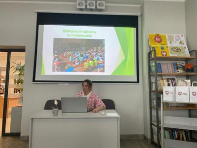 Na zdjęciu Dyrektor Biblioteki Publicznej w Trzemesznie