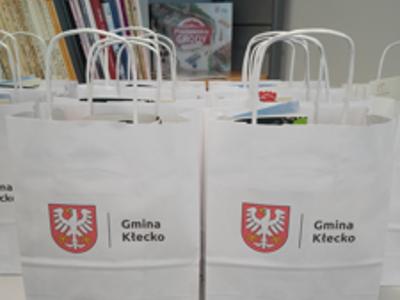 Na zdjęciu upominki dla uczestników spotkania