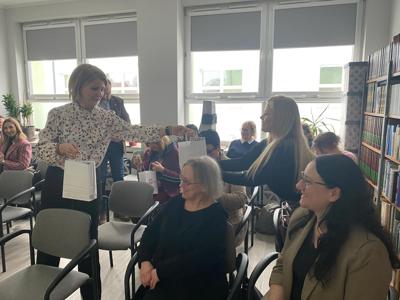 Zdjęcie przedstawia uczestników spotkania Bibliotekarzu pochwal się.