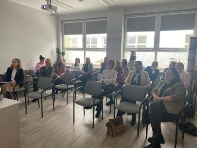 Zdjęcie przedstawia uczestników spotkania Bibliotekarzu pochwal się.