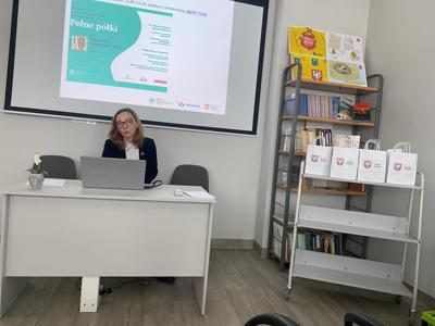 Na zdjęciu Małgorzata Bochińska z WBPiCAK w Poznaniu