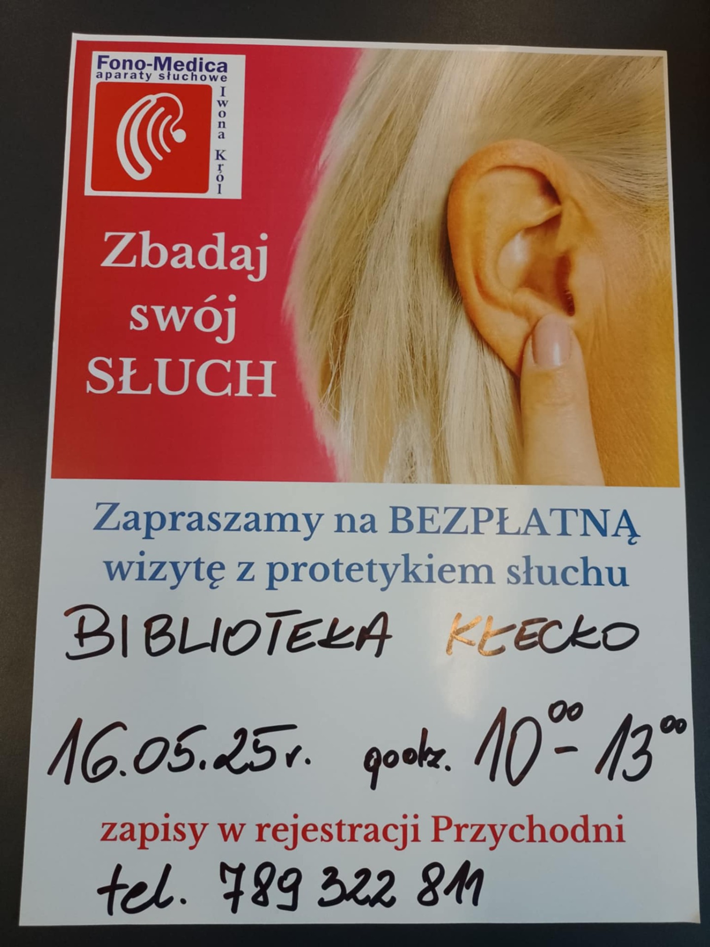 Zdjęcie zawiera plakat informujący o darmowym badaniu słuchu w Bibliotece.