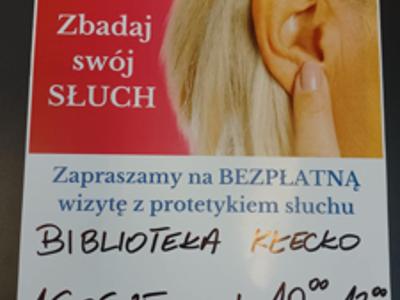 Zdjęcie zawiera plakat informujący o darmowym badaniu słuchu w Bibliotece.