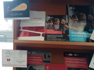 Zdjęcie zawiera materiały dotyczące Kampanii Dzieciństwo bez Przemocy.