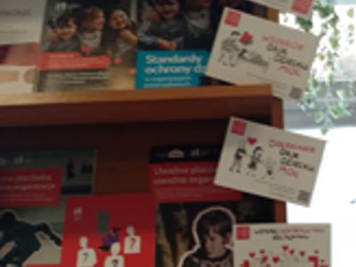 Zdjęcie zawiera materiały dotyczące Kampanii Dzieciństwo bez Przemocy. 