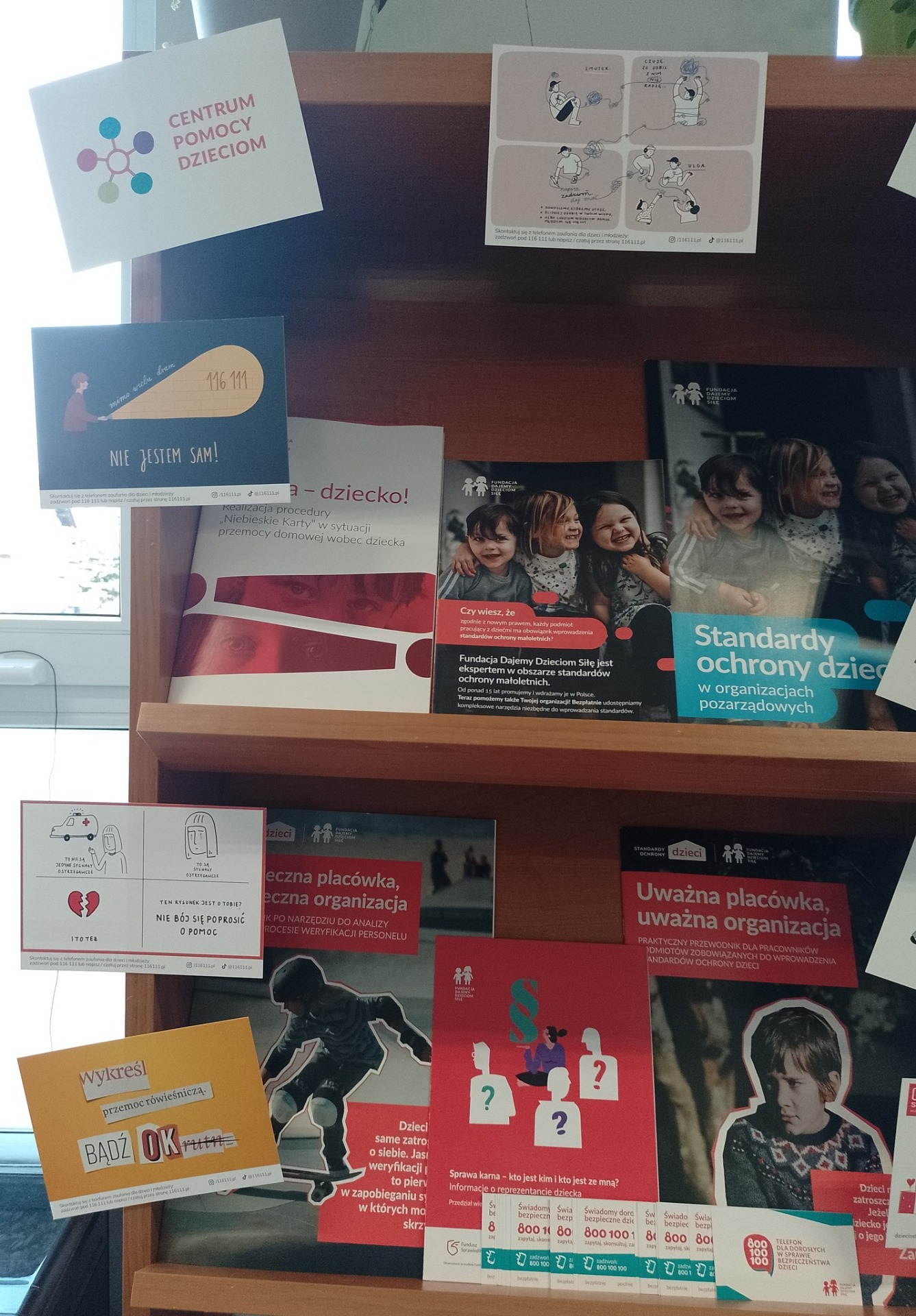 Zdjęcie zawiera materiały dotyczące Kampanii Dzieciństwo bez Przemocy. 