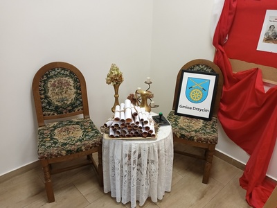 Narodowe czytanie w Klubie Senior + w Dąbrówce