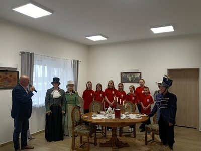 Narodowe czytanie w Klubie Senior + w Dąbrówce