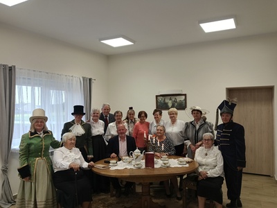 Narodowe czytanie w Klubie Senior + w Dąbrówce