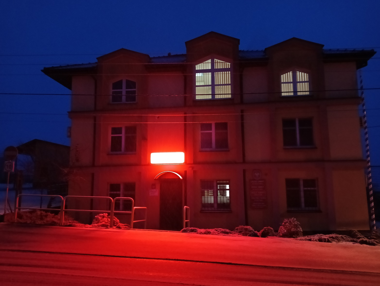 Podświetlony budynek UG na czerowo