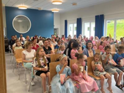 Na pierwszym planie widać dzieci przebrane za postacie z bajek