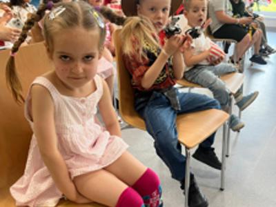 Zdjęcie przedstawia wokalistę wykonującego utwory z bajek wraz z maskotkami Miki i Mini