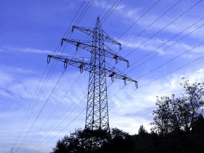 Słup energetyczny na tle błękitnego nieba