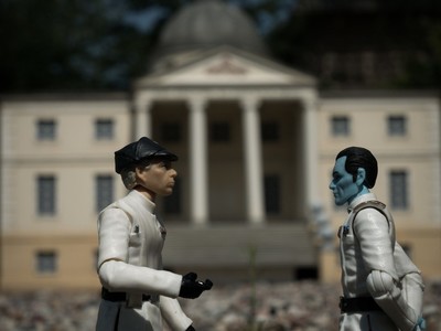 Figurki ze znanej sagi Star Wars przed miniaturą pałacu w Lubostroniu.