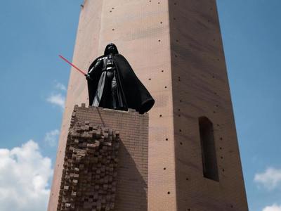 Figurka ze znanej sagi Star Wars na miniaturze mysiej wieży.