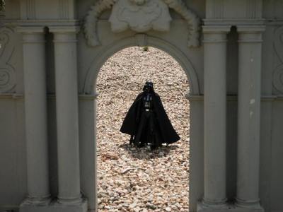 Figurka ze znanej sagi Star Wars w bramie wjazdowej miniatury pałacu w Czerniejewie.