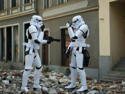 Figurki ze znanej sagi Star Wars przy miniaturze Starego Rynku w Poznaniu.