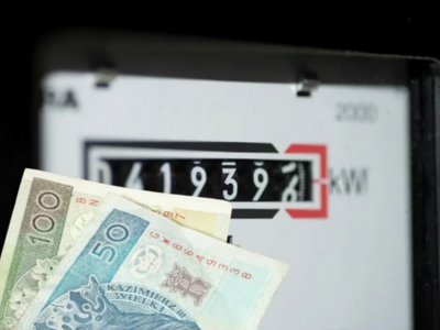 Na zdjęciu licznik energii oraz pieniądze 50 i 100 złotych.