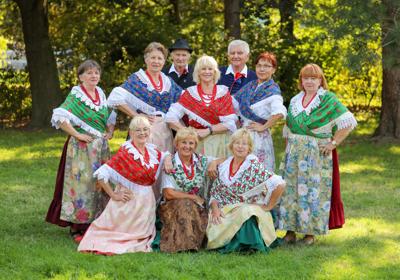 Fotografia będąca częścią wystawy w ramach projektu realizowanego z programu Interrerg współfinansowanego przez Unię Europejską pt. Polsko-czeskie spotkania z folklorem w ramach obchodów 70-lecia Zespołu Pieśni i Tańca „Strzecha” im. Joli Rymszy / Polsko-česká setkání s folklorem v rámci oslav 70. výročí založení Souboru písní a tanců Joli Rymsze Strzecha

Fot. Mateusz Wiecha