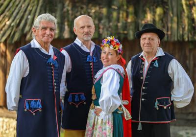 Fotografia będąca częścią wystawy w ramach projektu realizowanego z programu Interrerg współfinansowanego przez Unię Europejską pt. Polsko-czeskie spotkania z folklorem w ramach obchodów 70-lecia Zespołu Pieśni i Tańca „Strzecha” im. Joli Rymszy / Polsko-česká setkání s folklorem v rámci oslav 70. výročí založení Souboru písní a tanců Joli Rymsze Strzecha

Fot. Mateusz Wiecha