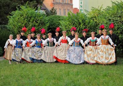 Fotografia będąca częścią wystawy w ramach projektu realizowanego z programu Interrerg współfinansowanego przez Unię Europejską pt. Polsko-czeskie spotkania z folklorem w ramach obchodów 70-lecia Zespołu Pieśni i Tańca „Strzecha” im. Joli Rymszy / Polsko-česká setkání s folklorem v rámci oslav 70. výročí založení Souboru písní a tanců Joli Rymsze Strzecha

Fot. Mateusz Wiecha