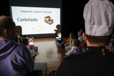 Warsztaty robienia czekolady z grupą Mali Odkrywcy, które w sali kameralnej Domu Kultury "Strzecha" poprowadzili Państwo Szypuła.