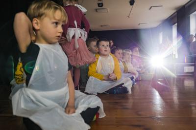 Warsztaty robienia czekolady z grupą Mali Odkrywcy, które w sali kameralnej Domu Kultury "Strzecha" poprowadzili Państwo Szypuła.
