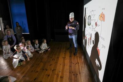 Warsztaty robienia czekolady z grupą Mali Odkrywcy, które w sali kameralnej Domu Kultury "Strzecha" poprowadzili Państwo Szypuła.
