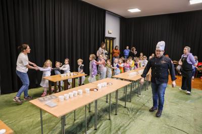 Warsztaty robienia czekolady z grupą Mali Odkrywcy, które w sali kameralnej Domu Kultury "Strzecha" poprowadzili Państwo Szypuła.