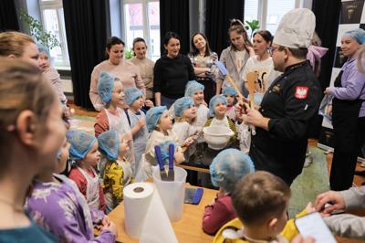Warsztaty robienia czekolady z grupą Mali Odkrywcy, które w sali kameralnej Domu Kultury "Strzecha" poprowadzili Państwo Szypuła.