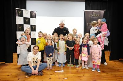 Warsztaty robienia czekolady z grupą Mali Odkrywcy, które w sali kameralnej Domu Kultury "Strzecha" poprowadzili Państwo Szypuła.