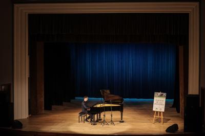 Fotorelacja z koncertu fortepianowego Michała Basisty z okazji 80-lecia Ekonomika