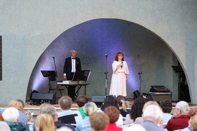 "W krainie uśmiechu" - koncert w Parku im. Miasta Roth