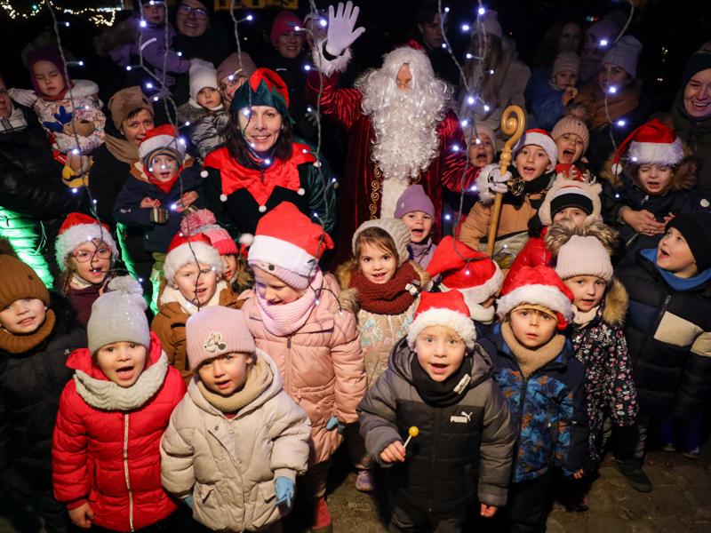 Mikołajki Małych Odkrywców Sztuki - zdjęcie grupowe