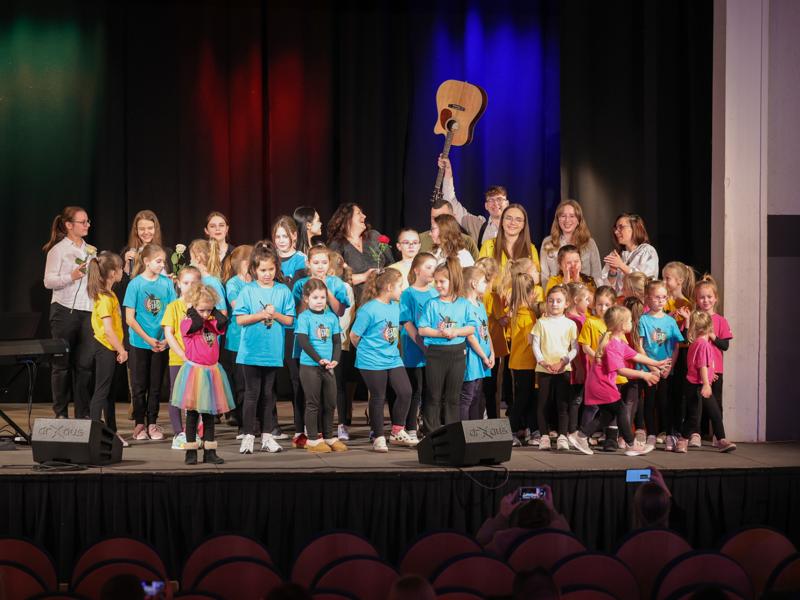 Wykonawcy koncertu pt. Wieczór Otwartego Mikrofonu na scenie Domu Kultury "Strzecha"