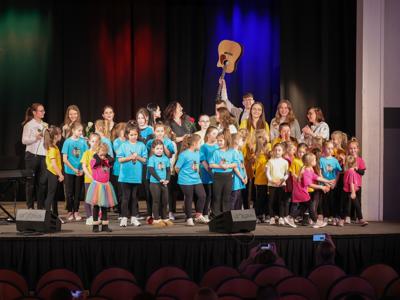 Wykonawcy koncertu pt. Wieczór Otwartego Mikrofonu na scenie Domu Kultury "Strzecha"
