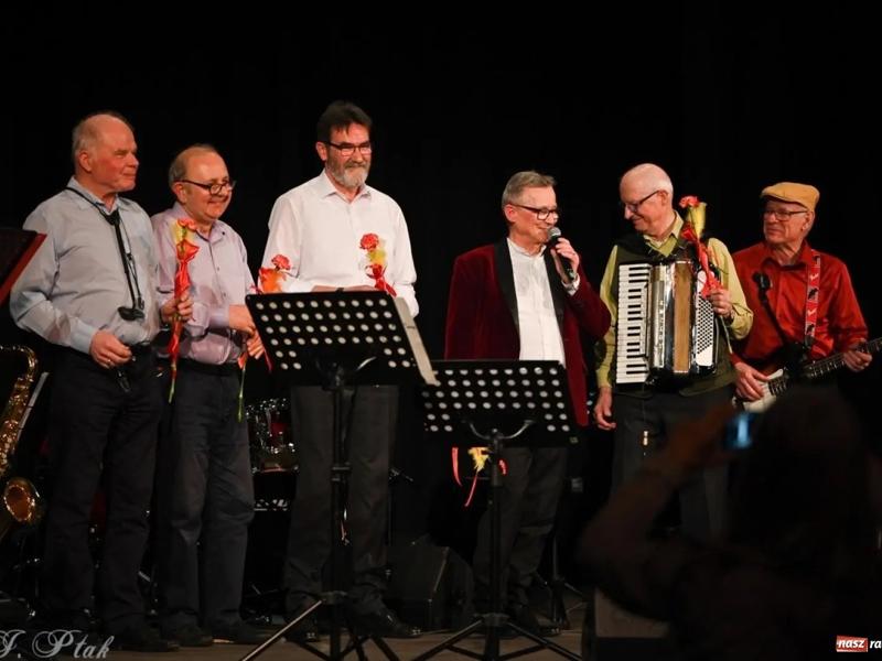 Zespół 60 PLUS na scenie Domu Kultury &quot;Strzecha&quot;. Fot. Jan Ptak