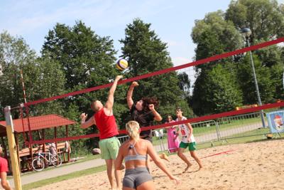 Rodzinny turniej siatkówki plażowej