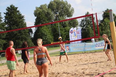Rodzinny turniej siatkówki plażowej